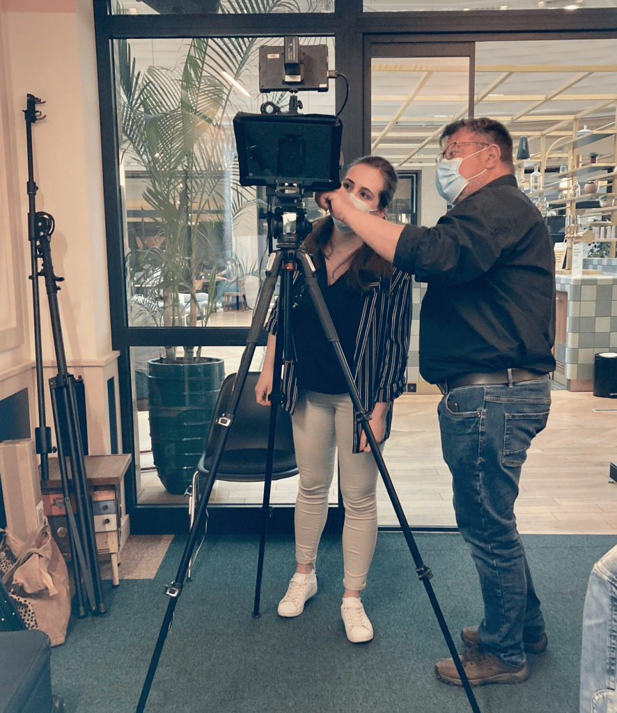 Alfredo et Aurélie, les deux co-responsables du studio vidéo du Gymnase, installent le plateau.